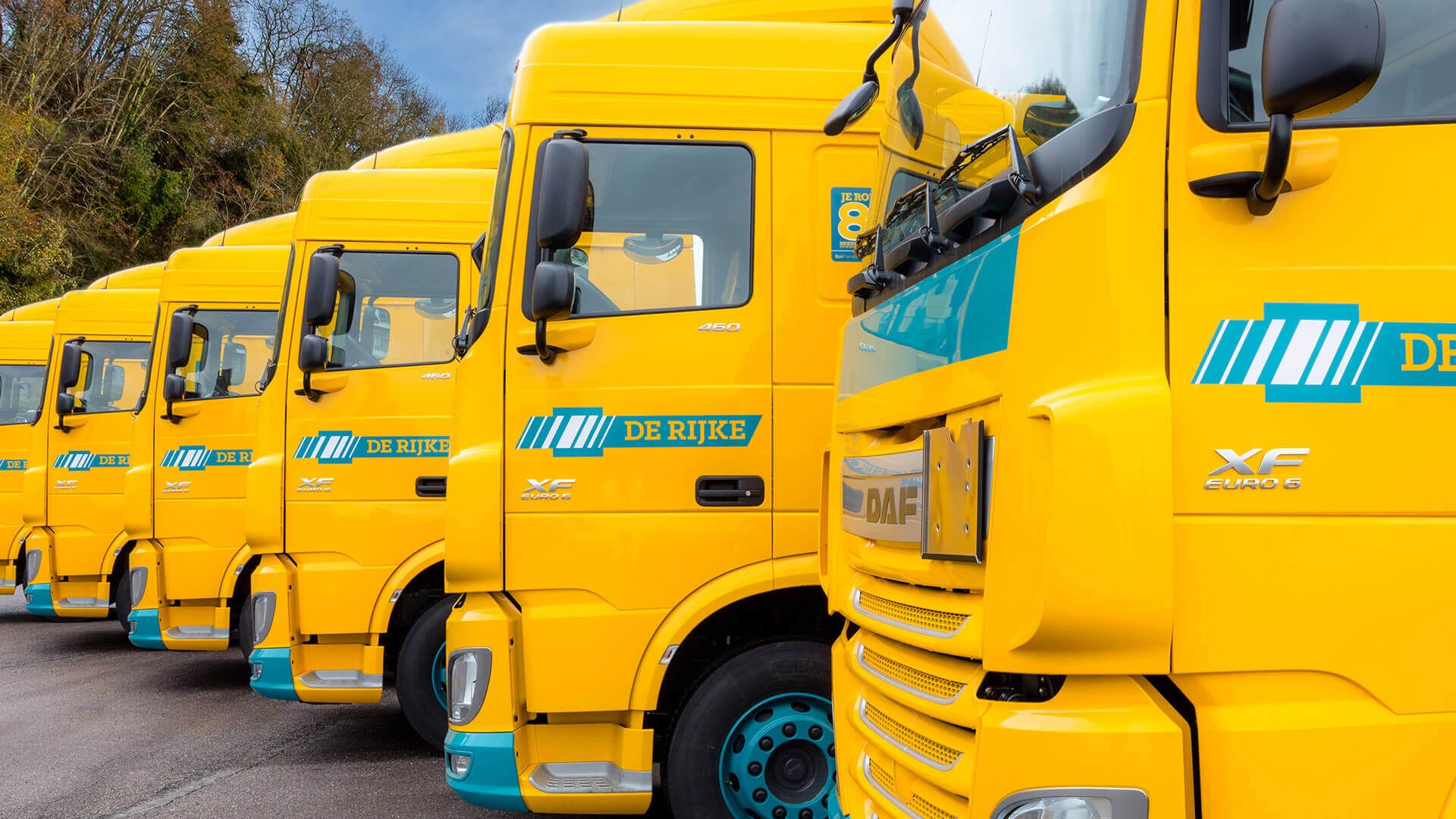 Camion tracteur De Rijke prêt pour des opérations de transports et logistiques internationales.